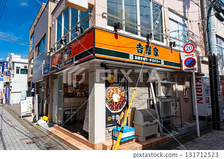 Buying beef bowls at Yoshinoya Sengawa (takeout and delivery only) in Sengawacho, Chofu City, Tokyo 131712523