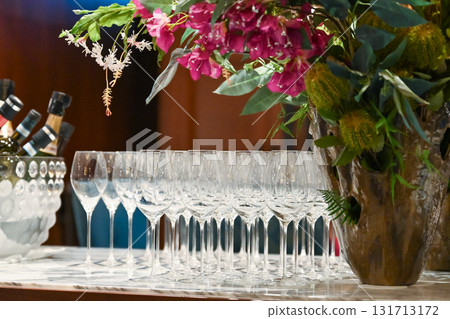 豪華餐廳的內部圖像，例如香檳杯 131713172