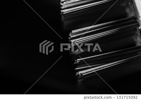 The working part of the metal brush fills the frame 131715092