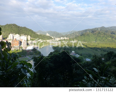 台灣新北-02.27.2023:從新店區和美山頂看新店溪碧潭風景區 131715122