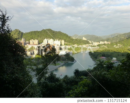 台灣新北-02.27.2023:從新店區和美山頂看新店溪碧潭風景區 台灣新北-02.27.2023:從新店區和美山頂看新店溪碧潭風景區 131715124