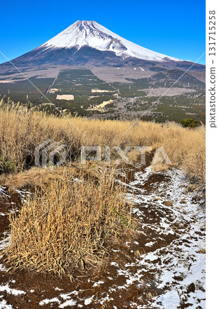 從相鷹山脈的越前山,到積雪覆蓋的茅人登山道和富士山 從相鷹山脈的越前山,到積雪覆蓋的茅人登山道和富士山 131715258