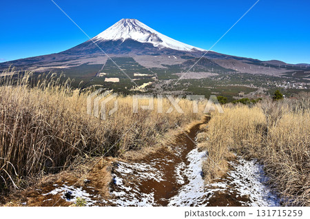 From Mount Echizen in the Aitaka mountain range, the snow-covered Kayato hiking trail and Mount Fuji 131715259