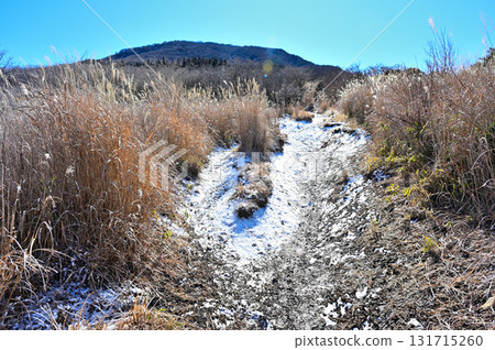 Mount Echizen in the Aitaka mountain range. The snow-covered Kayato hiking trail near Umanose and Mount Echizen 131715260