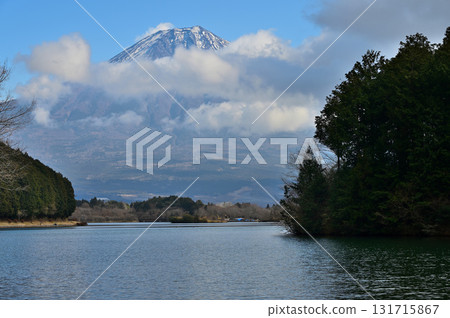 從靜岡縣富士宮市田貫湖眺望的冬季富士山 131715867