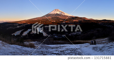從十里木高原展望台拍攝的白雪皚皚的相鷹山脈的越前山和沐浴在晨曦中的富士山的全景照片 131715881