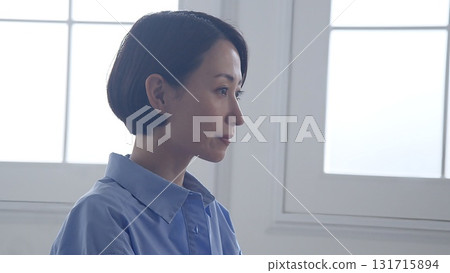 正在聽示範的女人圖片 131715894