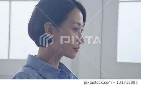 正在聽示範的女人圖片 131715897