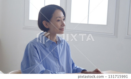 正在聽示範的女人圖片 131715991