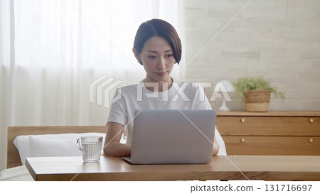 一個扮演個人電腦的女人 131716697