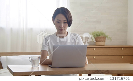 一個扮演個人電腦的女人 131716701