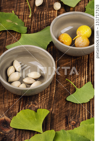 Fresh green ginkgo biloba tree leaves. 131717328