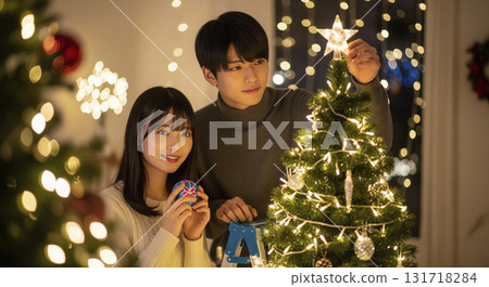 情侶們享受裝飾聖誕樹的樂趣 情侶們享受裝飾聖誕樹的樂趣 131718284