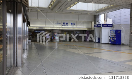 東武鐵道柏站南口，使用慢速快門拍攝的模糊人物 131718828