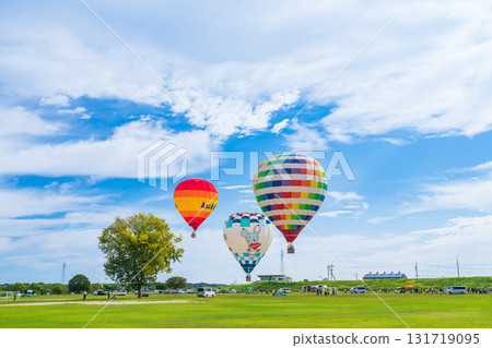Suzuka Sky Festa, hot air balloons floating softly (Suzuka City, Mie Prefecture) Suzuka Sky Festa, hot air balloons floating softly (Suzuka City, Mie Prefecture) 131719095