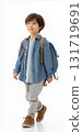穿著休閒服、背著背包走路的小學生 131719691