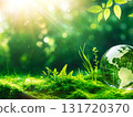 陽光森林中苔蘚上的玻璃球 131720370