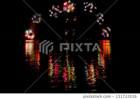 煙花反映在水中 131722016