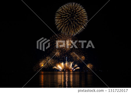 煙花反映在水中 131722017