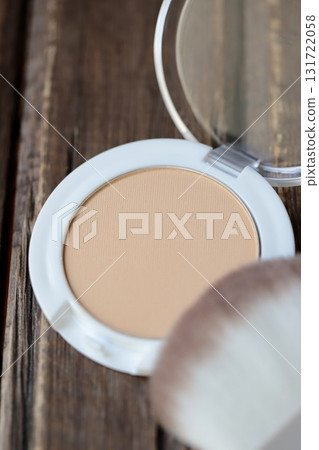 粉餅和粉底刷 粉餅和粉底刷 131722058