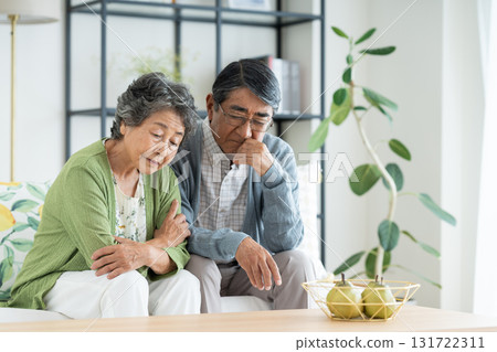 高級夫婦在客廳裡擔心 131722311