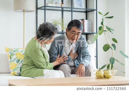 妻子擔心丈夫胸口疼痛 131722560
