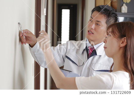 一名男子和一名女客戶正在現場檢查房屋 131722609