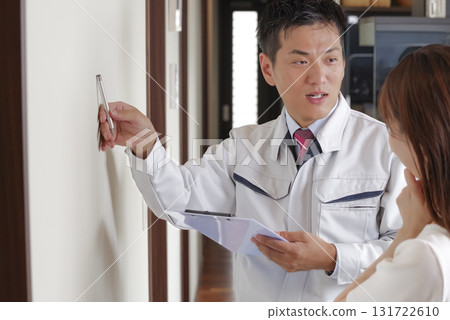 一名男子和一名女客戶正在現場檢查房屋 131722610