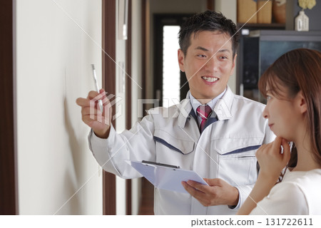 一名男子和一名女客戶正在現場檢查房屋 131722611