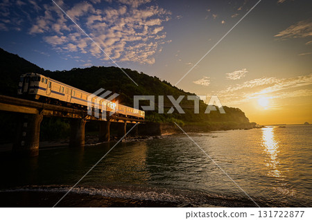 日南線柴油列車在晨曦中閃閃發光 131722877