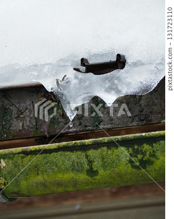 融化的雪和生鏽的排水溝 131723110