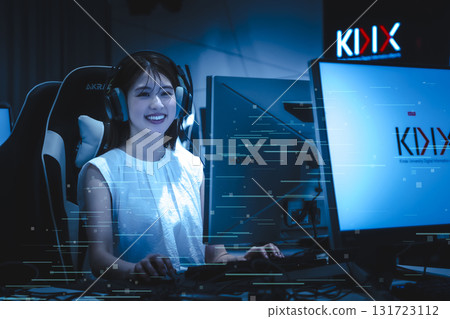 玩網路遊戲的電競女子 131723112