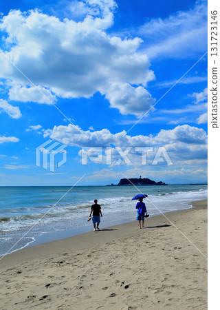 從七里濱海岸出發的湘南海岸 相模灣和江之島 從七里濱海岸出發的湘南海岸 相模灣和江之島 131723146