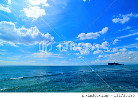 從七里濱海岸出發的湘南海岸 相模灣和江之島 從七里濱海岸出發的湘南海岸 相模灣和江之島 131723156