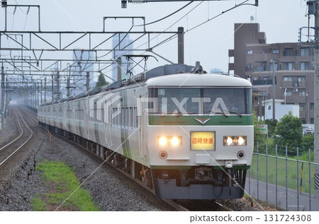 清晨的西岐阜站。月光下的JNR 185系列列車。 131724308