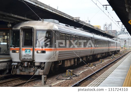 Kiha 85 series "Nanki Express" stopped at Nagoya Station Kiha 85 series "Nanki Express" stopped at Nagoya Station 131724310