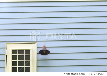 後門、室外燈和木牆 後門、室外燈和木牆 131724568