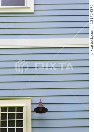 後門、室外燈和木牆 131724573