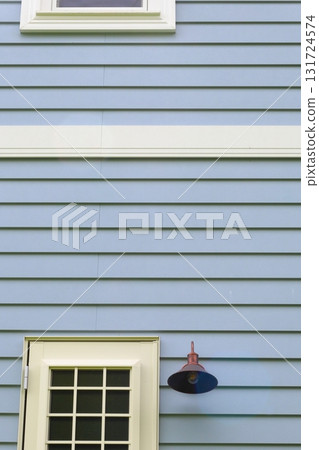 後門、室外燈和木牆 131724574