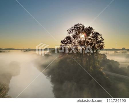 秋日清晨，薄霧籠罩的埼玉縣見沼稻田的鳥瞰圖 131724590