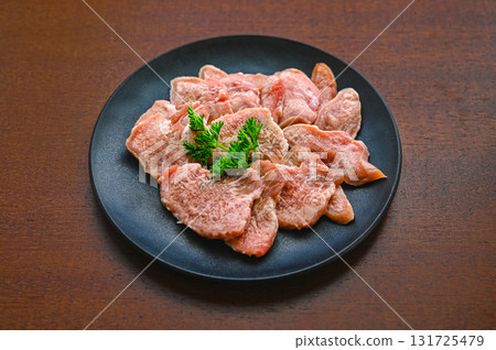 Domestic pork tongue 131725479