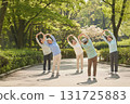 一群老人在公園裡伸展身體。人們在晨光中健康地鍛煉 131725883