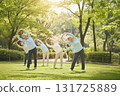 一群老人在公園裡伸展身體。人們在晨光中健康地鍛煉 131725889