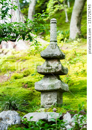 常寂光寺的新綠、苔蘚庭園和石塔。小倉百人一首的編纂地（藤蔓原定家的小倉山莊時雨亭遺址） 131726745
