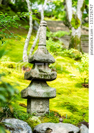 常寂光寺的新綠、苔蘚庭園和石塔。小倉百人一首的編纂地（藤蔓原定家的小倉山莊時雨亭遺址） 131726747