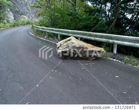 A large, dangerous rockfall on the mountain path 131726971