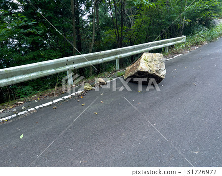 山路上發生一起大型危險落石 山路上發生一起大型危險落石 131726972