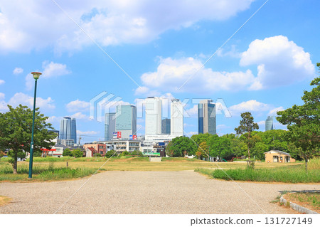 從愛知縣名古屋市米野公園眺望名古屋站週邊的摩天大樓 從愛知縣名古屋市米野公園眺望名古屋站週邊的摩天大樓 131727149