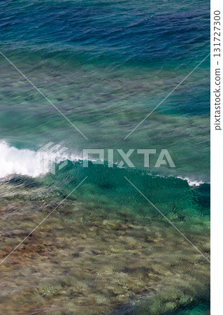 Transparent waves flowing over a reef photographed on a remote island in Okinawa 131727300