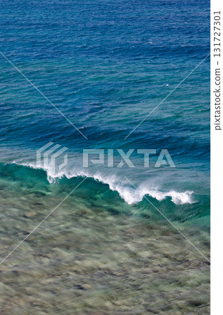 Transparent waves flowing over a reef photographed on a remote island in Okinawa 131727301